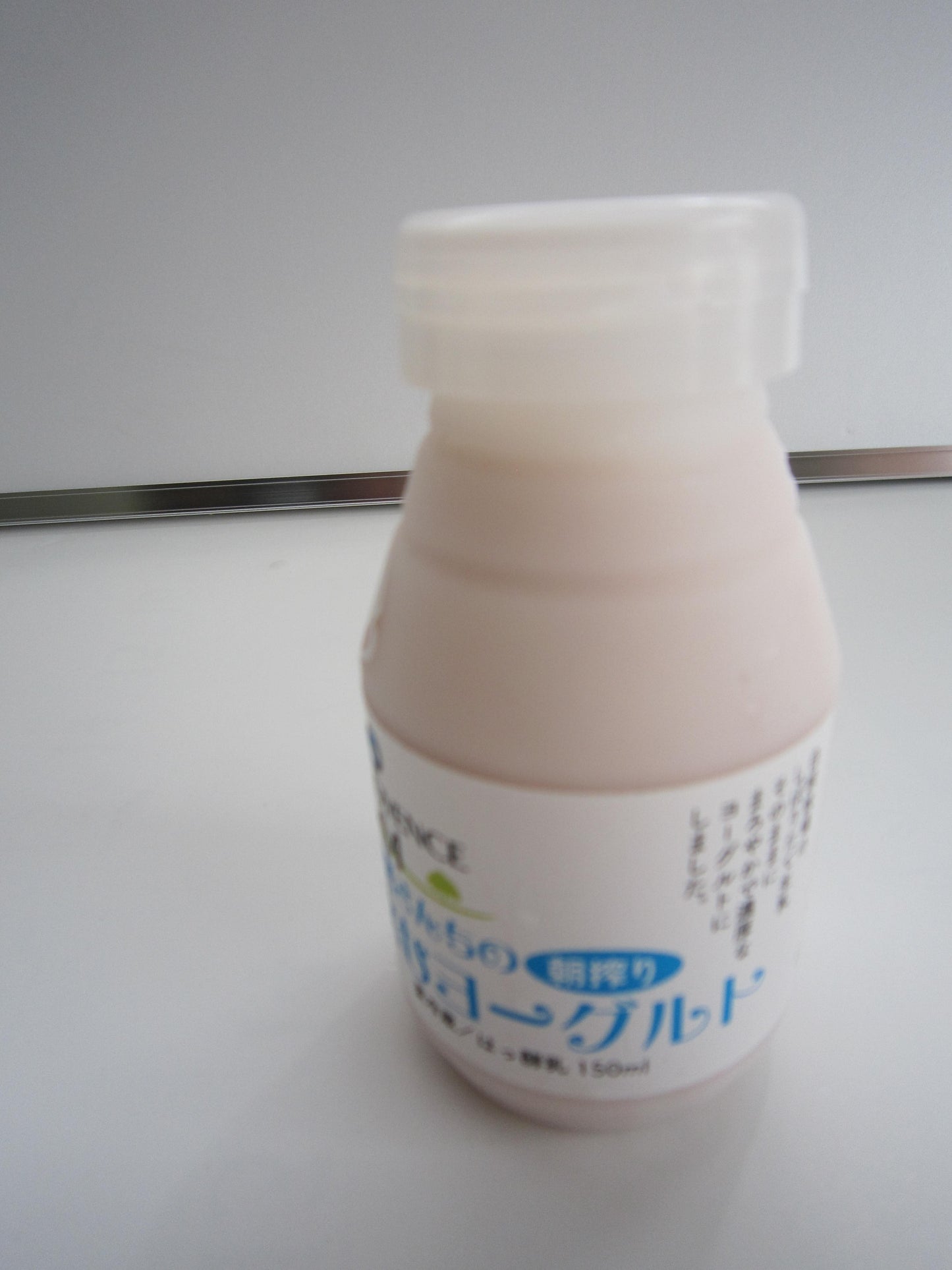 朝搾り”飲む”ヨーグルト：150ml（イチゴ）